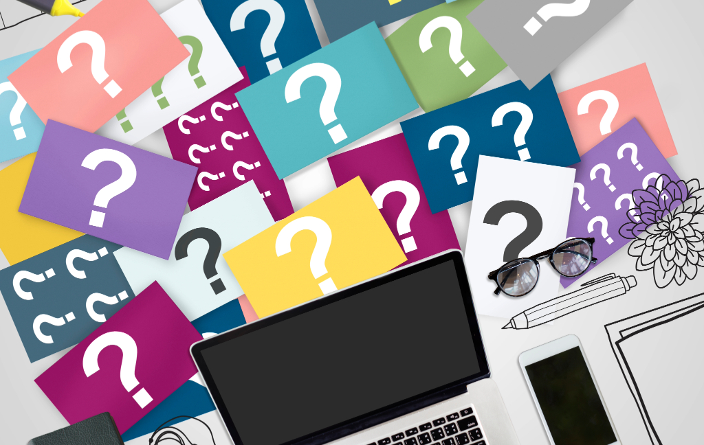 computadora mostrando encuestas con signos de interrogacion